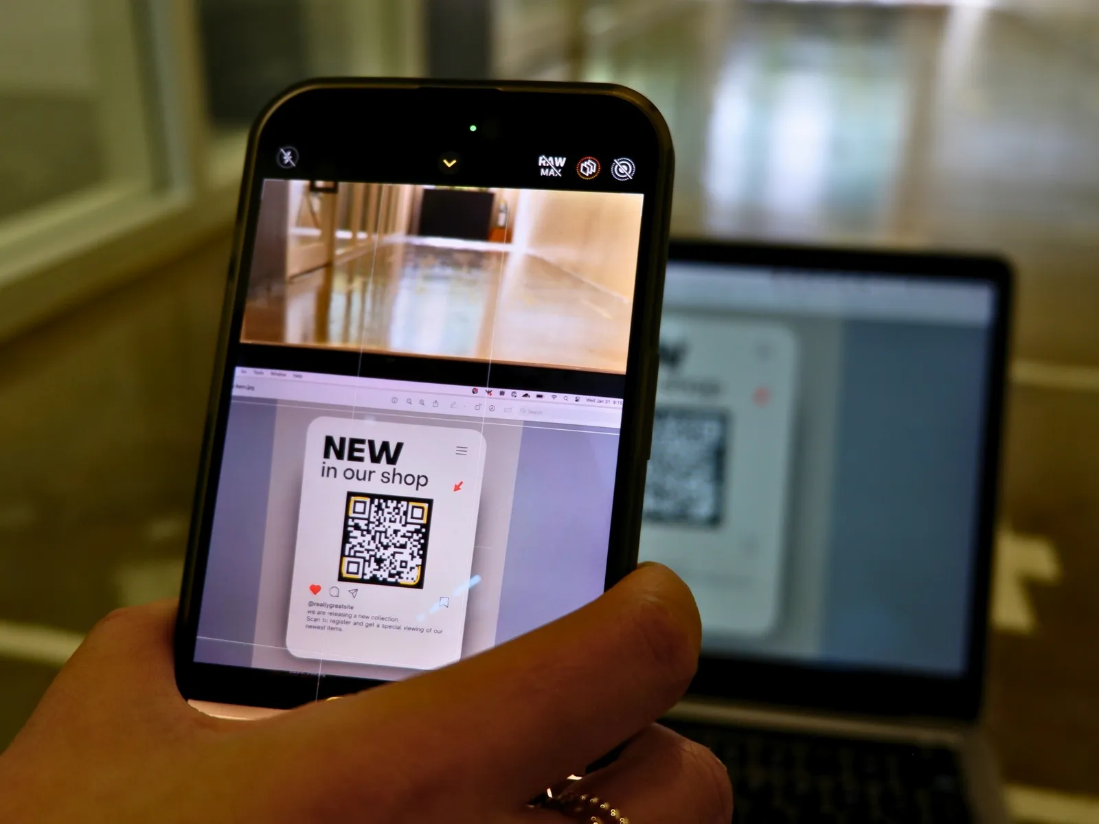 Une personne scanne un QR code avec son smartphone, un ordinateur portable flou en arrière-plan.